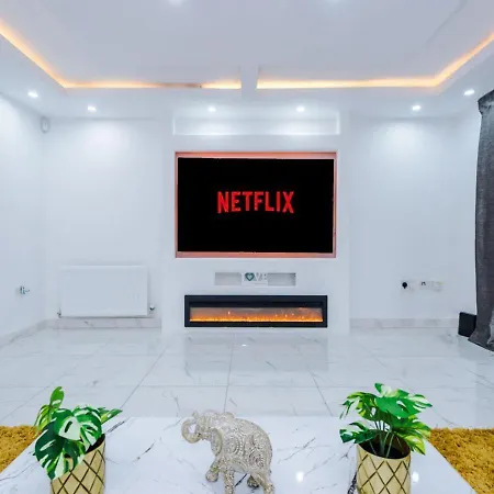 Luxury 3 Bedroom House Close To Center