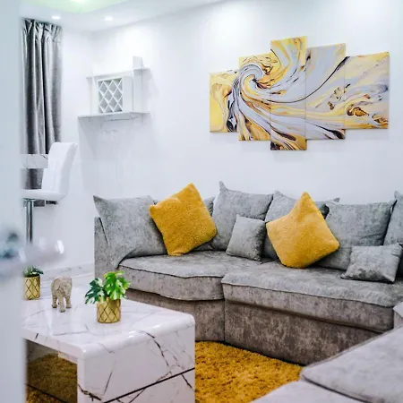 Luxury 3 Bedroom House Close To Center