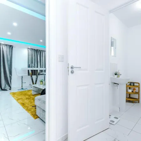 Luxury 3 Bedroom House Close To Center Manchester