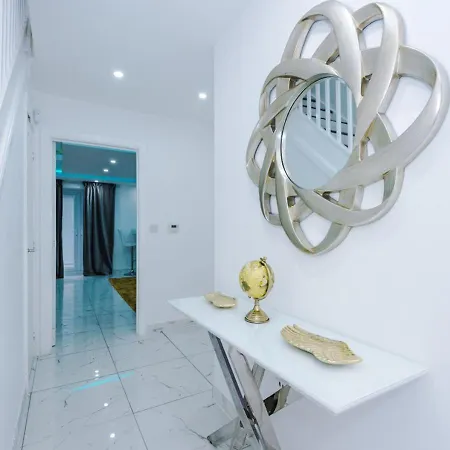 Luxury 3 Bedroom House Close To Center
