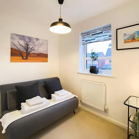 Stunning 4 Bed House With Cinema & Parking * Manchester