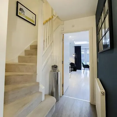펜션 Stunning 4 Bed House With Cinema & Parking *