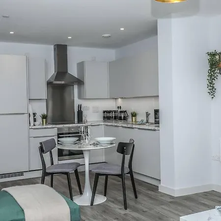 Stunning One Bedroom Media City Apt With Parking * Манчестер