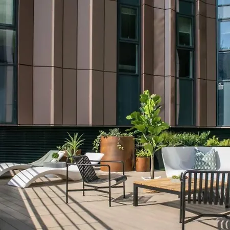Апартаменты Stunning One Bedroom Media City Apt With Parking
