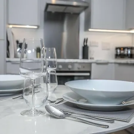 Stunning One Bedroom Media City Apt With Parking *