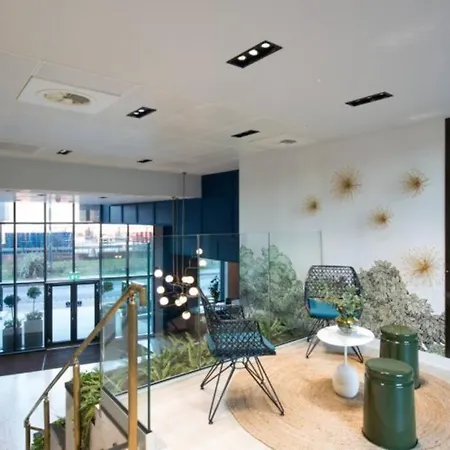 Stunning One Bedroom Media City Apt With Parking Apartment