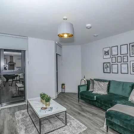 Stunning One Bedroom Media City Apt With Parking *