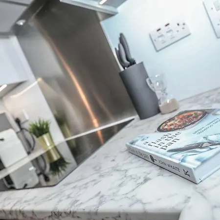Stunning One Bedroom Media City Apt With Parking Апартаменты