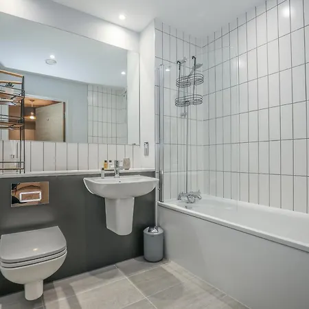 Stunning One Bedroom Media City Apt With Parking *