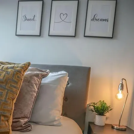 Large Luxury 3 Bed Apart Media City Free Parking Apartment *