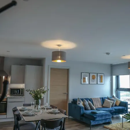 Large Luxury 3 Bed Apart Media City Free Parking Apartment