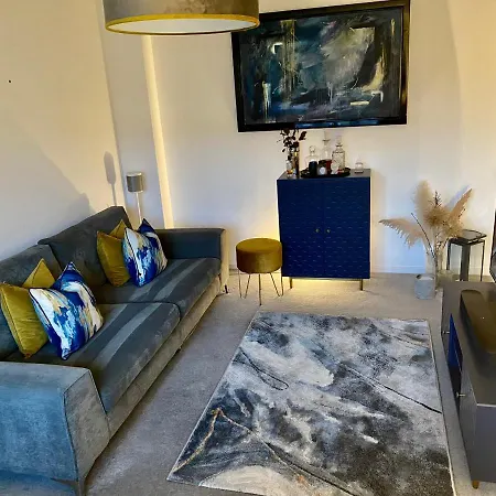 Stunning 4 Bed House With Cinema & Parking 펜션 *
