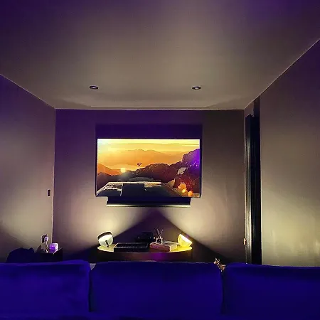 Stunning 4 Bed House With Cinema & Parking 펜션 맨체스터