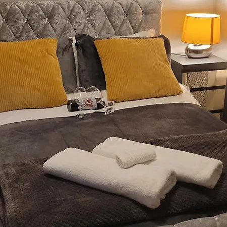 Chan's Springfield Konukevi Manchester