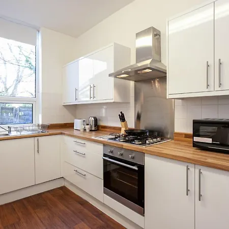 Spacious And Cosy Entire 2 Bedroom House By Bridgewater Canal, Worsley Holiday home Manchester