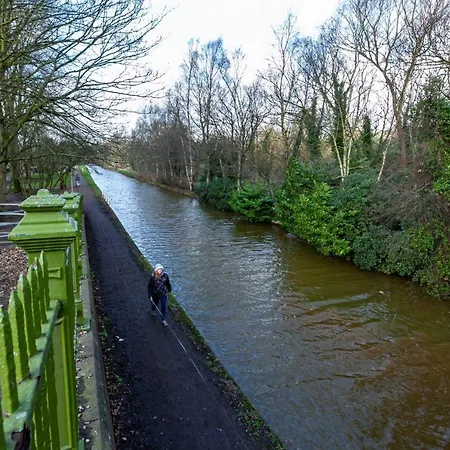 Spacious And Cosy Entire 2 Bedroom House By Bridgewater Canal, Worsley Holiday home Manchester
