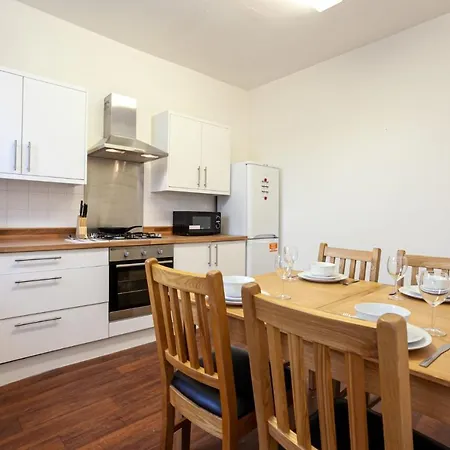 Spacious And Cosy Entire 2 Bedroom House By Bridgewater Canal, Worsley Holiday home Manchester