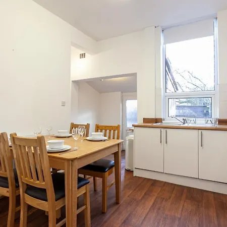 Spacious And Cosy Entire 2 Bedroom House By Bridgewater Canal, Worsley