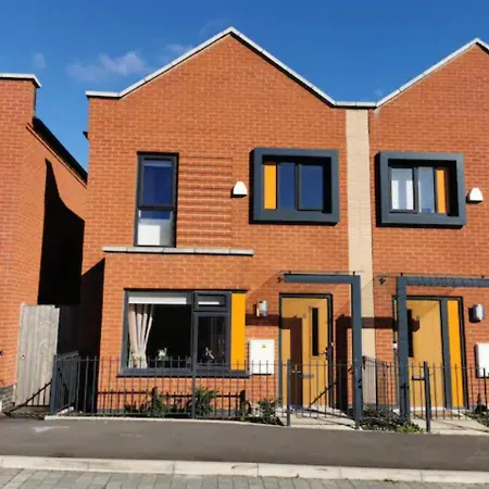 Entire 3 Bedroom House Free Parking Holiday home