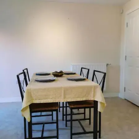 Entire 3 Bedroom House Free Parking Holiday home *
