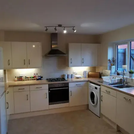 Holiday home Entire 3 Bedroom House Free Parking