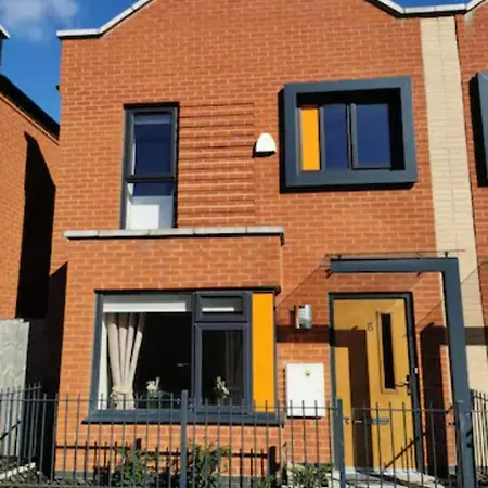 Entire 3 Bedroom House Free Parking *
