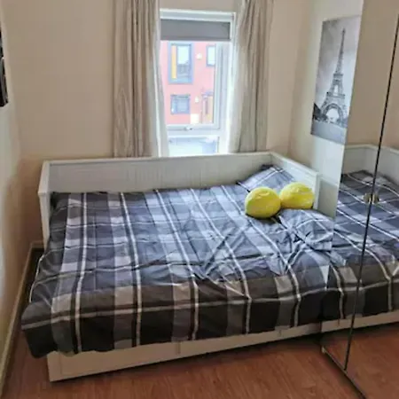 Entire 3 Bedroom House Free Parking
