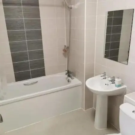 Entire 3 Bedroom House Free Parking *