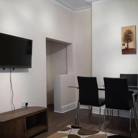 Spacious 2 Bedroom House Apartment *