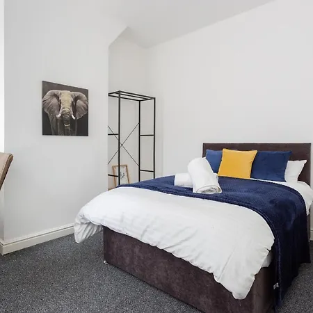 Vakantiehuis Clayton House - Spacious Near Etihad Stadium *
