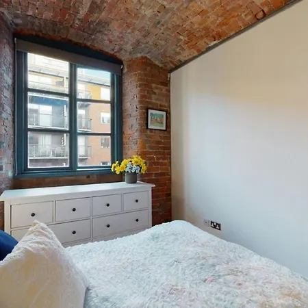 Very Well Presented And Spacious Two Bedroom In A Grade 2 Listed Manchester