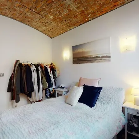 Very Well Presented And Spacious Two Bedroom In A Grade 2 Listed