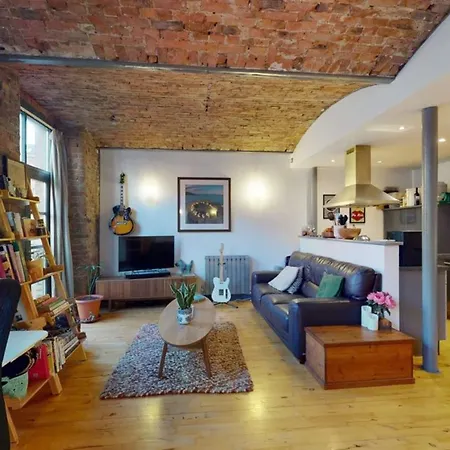 Very Well Presented And Spacious Two Bedroom In A Grade 2 Listed Feriehus Manchester
