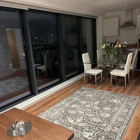 Apartment Luxury With Balcony Views *