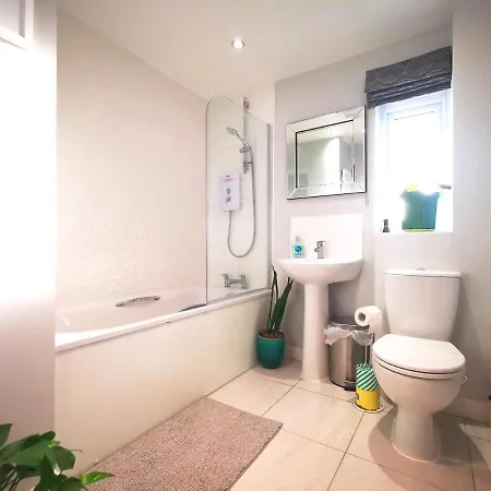 Casa de Férias The Lawnswood - Holiday Home With Free Parking Near Coop Live & Etihad Manchester