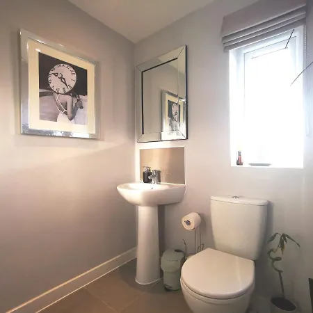Tatil Evi Heyhoo The Lawnswood - Spacious Holiday Home With Free Parking - Perfect For Co-Op Live & Etihad Stadium Manchester