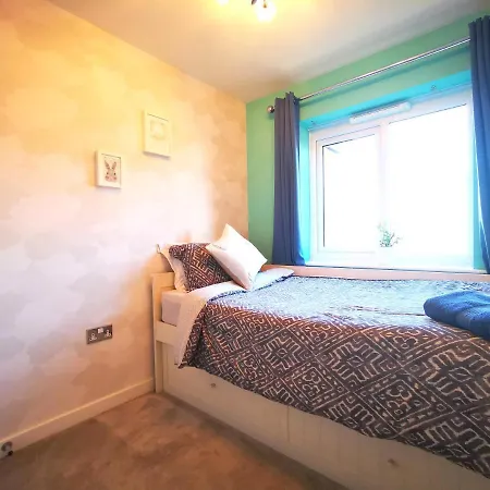 Tatil Evi Heyhoo The Lawnswood - Spacious Holiday Home With Free Parking - Perfect For Co-Op Live & Etihad Stadium *
