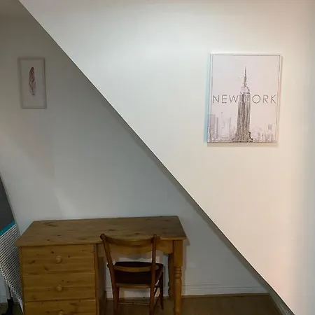 Apartman Lovely 2 Bedroom With Free Parking *