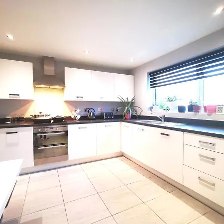 The Lawnswood - Holiday Home With Free Parking Near Coop Live & Etihad Дом отдыха *