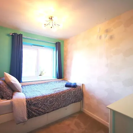 The Lawnswood - Holiday Home With Free Parking Near Coop Live & Etihad Casa de Férias *