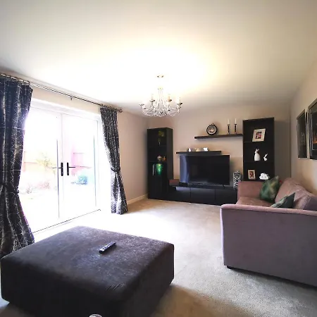 Tatil Evi Heyhoo The Lawnswood - Spacious Holiday Home With Free Parking - Perfect For Co-Op Live & Etihad Stadium