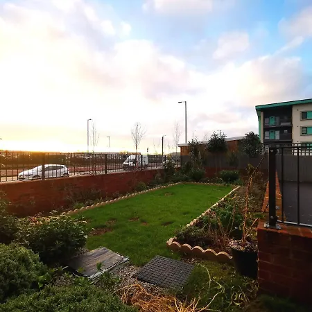 The Lawnswood - Holiday Home With Free Parking Near Coop Live & Etihad