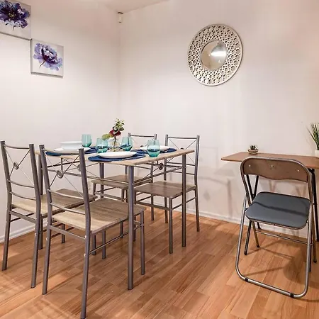 Lovely 2 Bedroom With Fireplace *