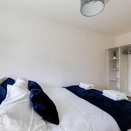 Lovely 2 Bedroom With Fireplace *