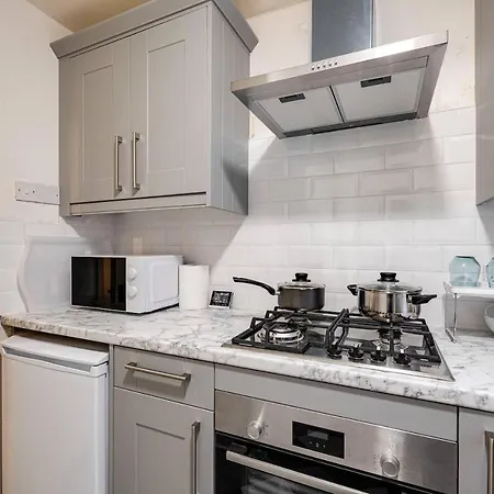 Lovely 2 Bedroom With Fireplace
