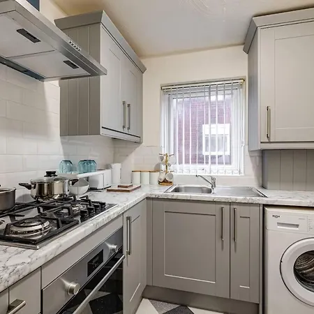 Lovely 2 Bedroom With Fireplace Apartment Manchester