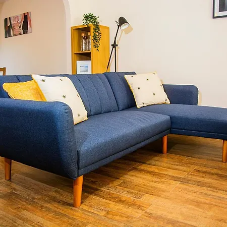 Cosy 3-bed Close To Centre Semesterbostad