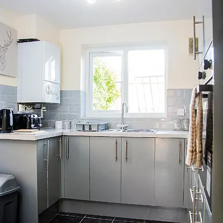 Cosy 3-bed Close To Centre Semesterbostad