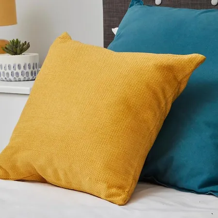 Charming 2 Bedroom In Apartment *