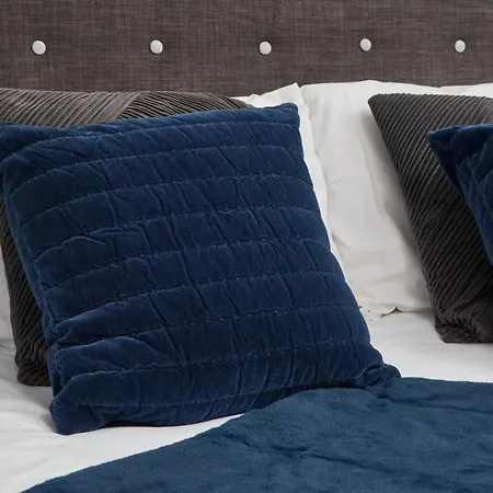 Charming 2 Bedroom In Apartment